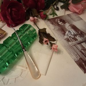 LUND, ANTIQUE 1900'S MOTHER OF PEARL VICTORIAN BUTTONHOOK
